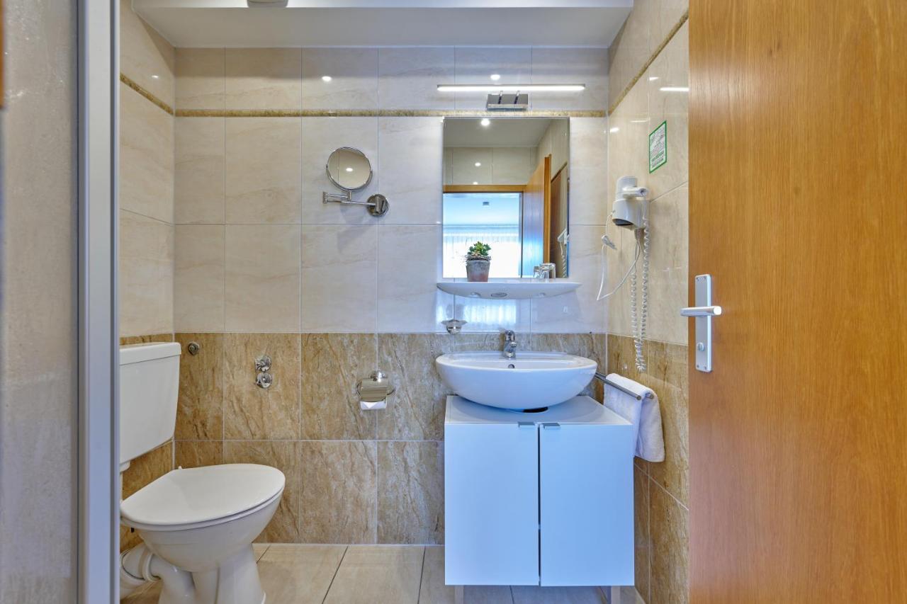 Hotel Restaurant Zum Goldenen Anker Mit Hallenbad & Wellnessbereich Windorf  Exterior photo