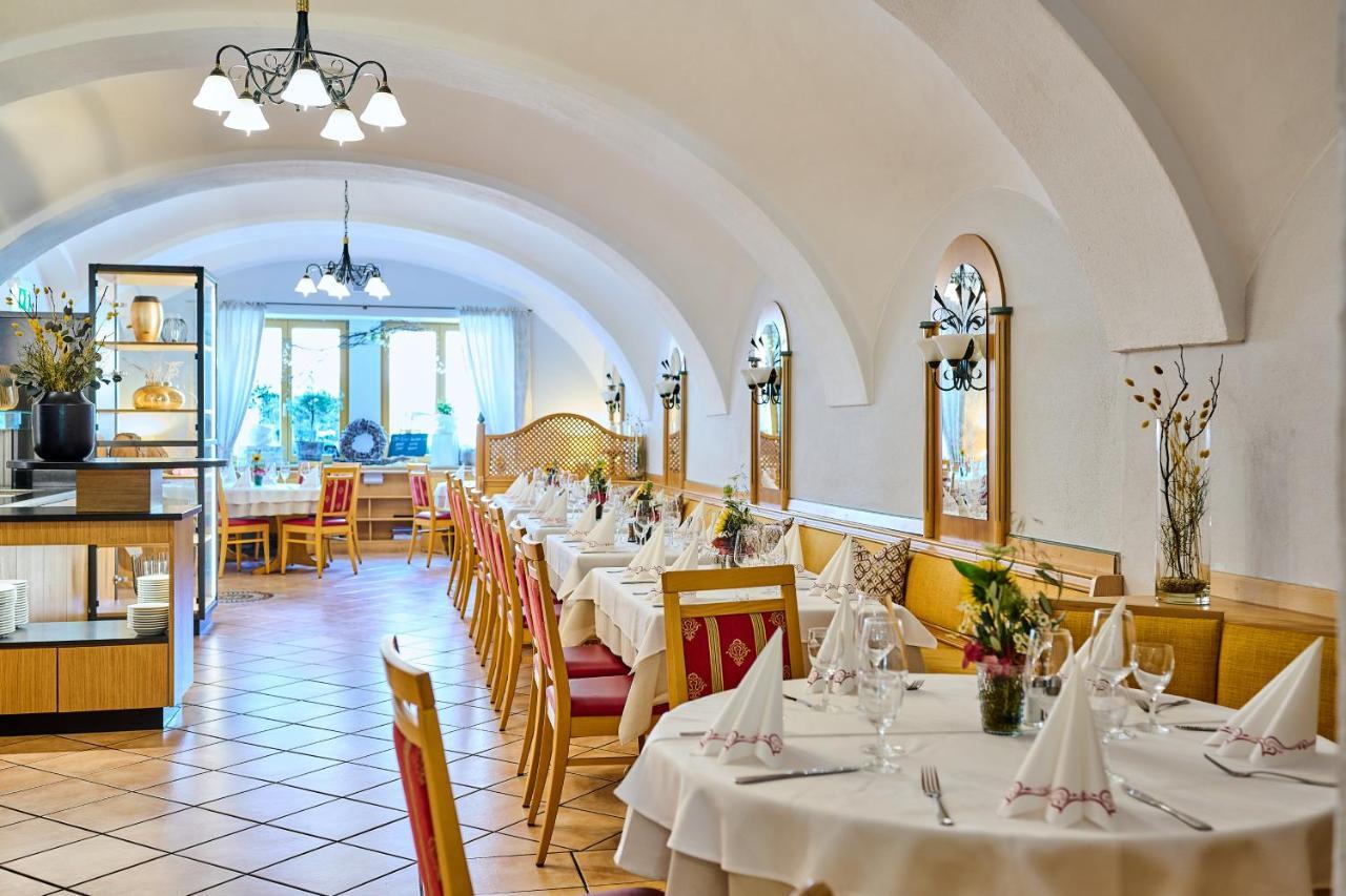 Hotel Restaurant Zum Goldenen Anker Mit Hallenbad & Wellnessbereich Windorf  Exterior photo